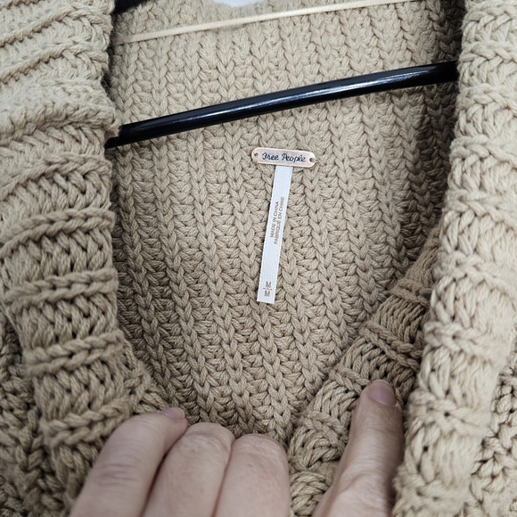 Free People Tan Chunky Cable Knit Turtle Neck Oversized Sweater Medium - Picture 3 of 8